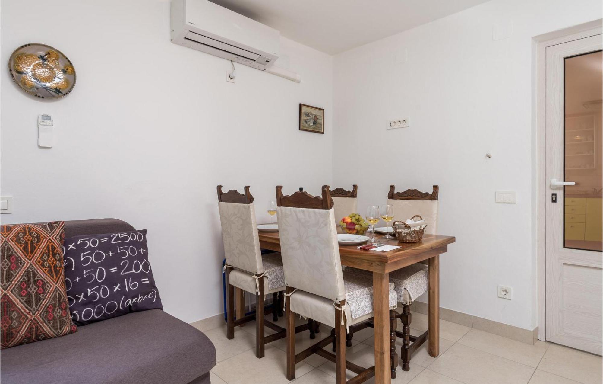 2 Bedroom Awesome Apartment In 베리로신즈 외부 사진