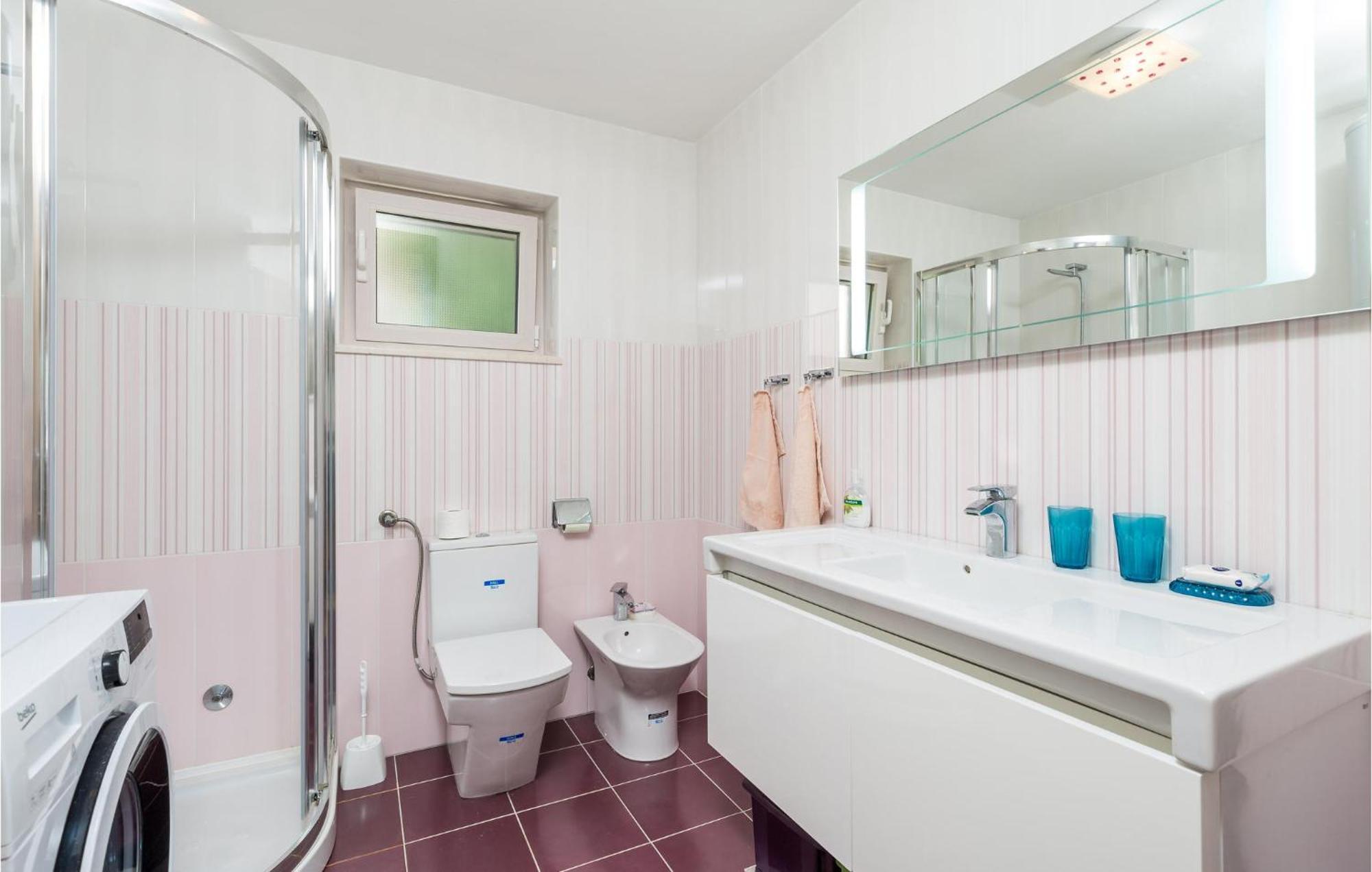 2 Bedroom Awesome Apartment In 베리로신즈 외부 사진